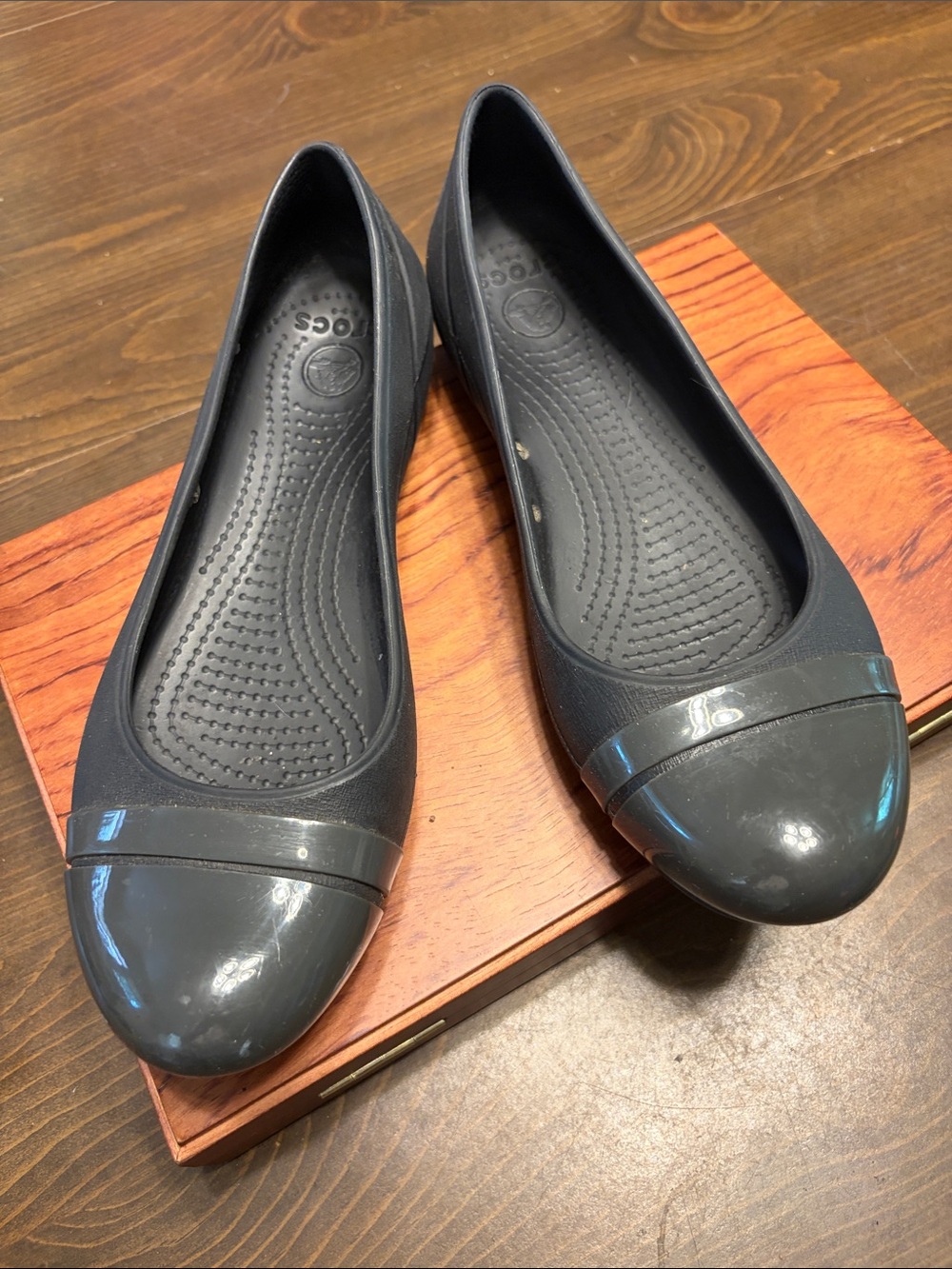 CROCS Women's Dark Gray Gloss Cap-Toe Flats Sz. 7W